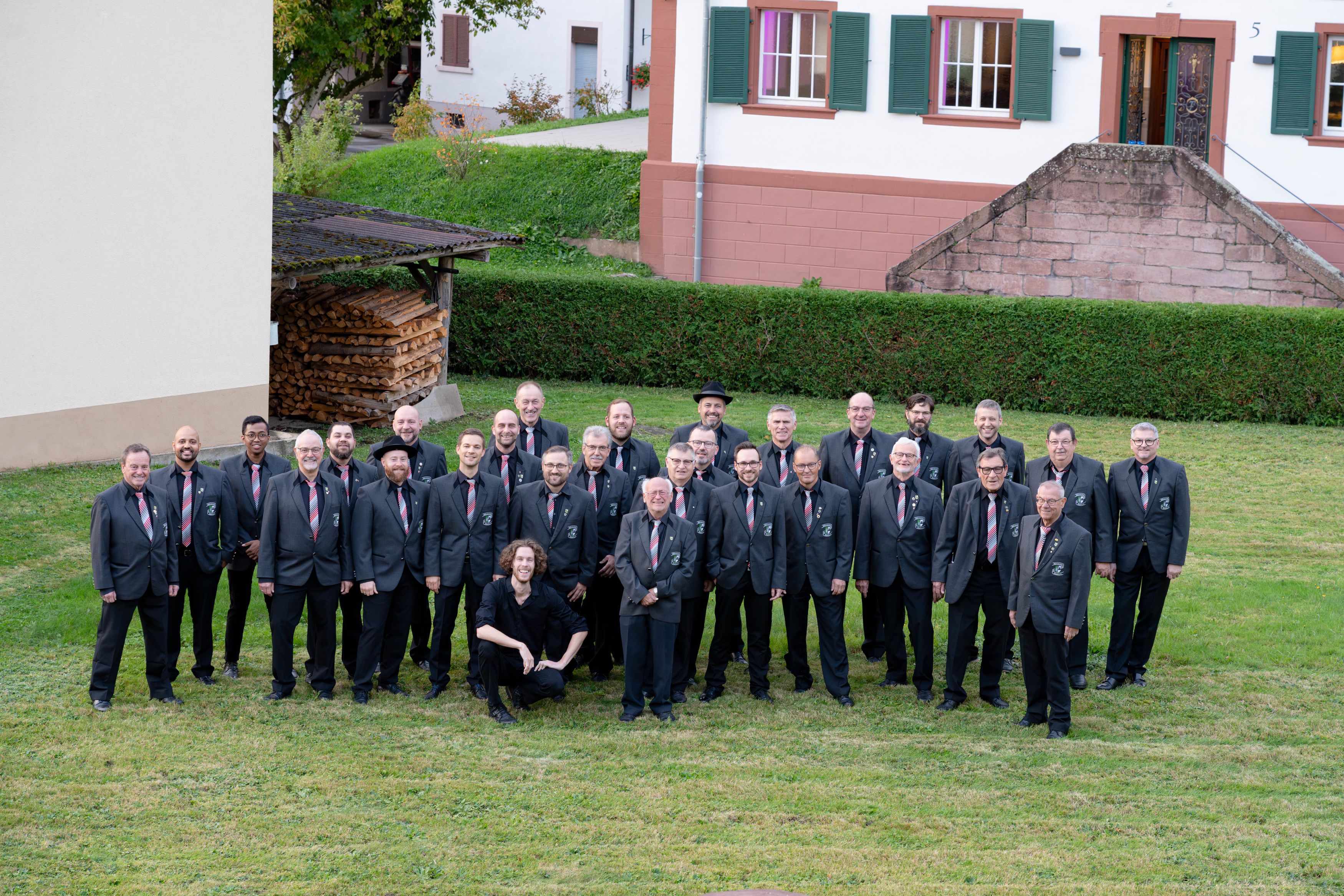 Männerchor Elzach vor dem Ladhof in Aufsicht