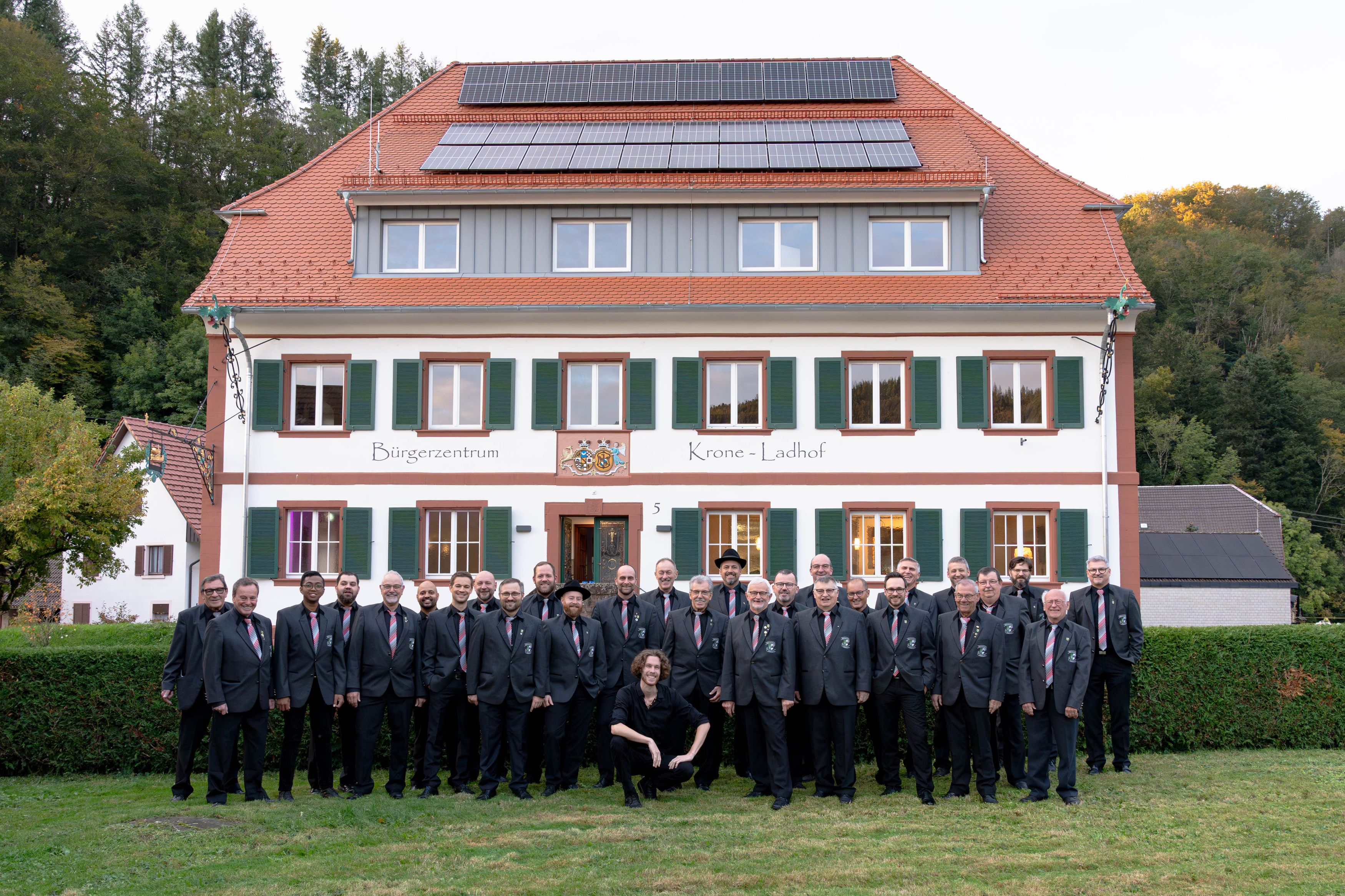 Männerchor Elzach vor dem Ladhof Frontal