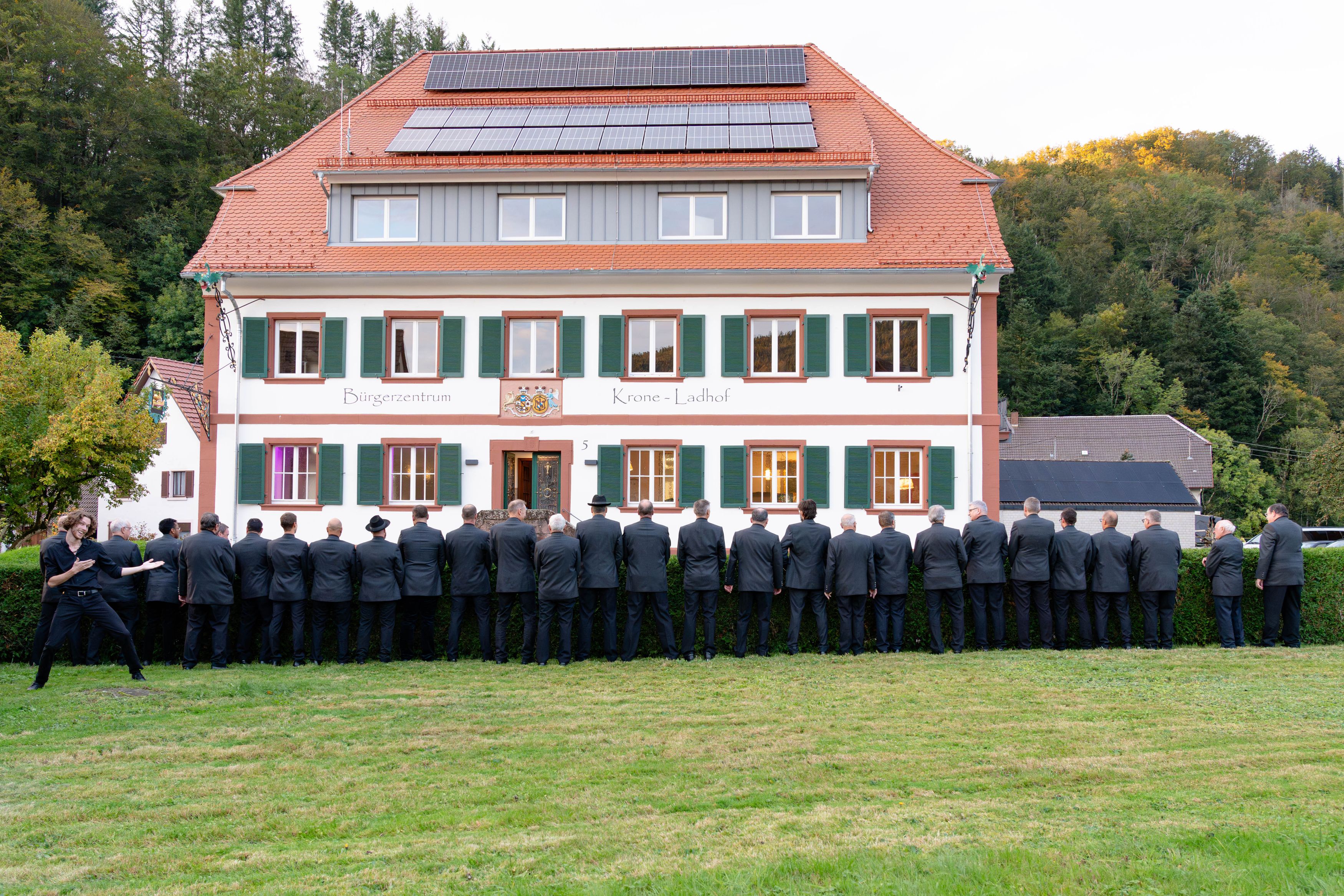 Männerchor Elzach vor dem Ladhof Rückansicht