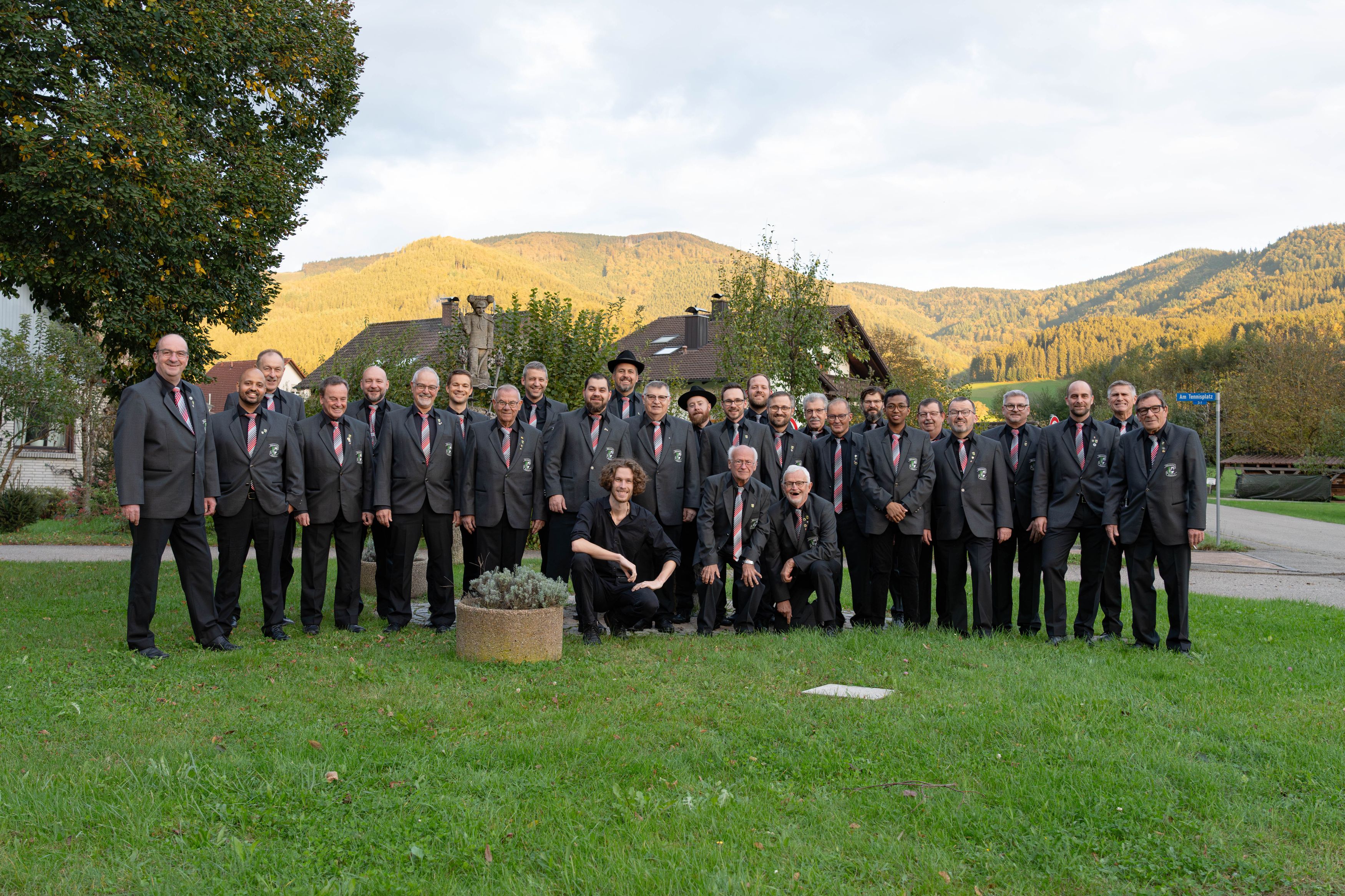 Männerchor Elzach vor dem Ladhof mit Schuttig